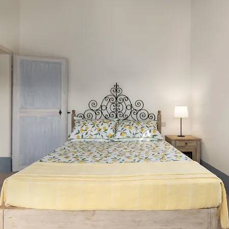 Dei Rosmarini 8, Emma Villa *